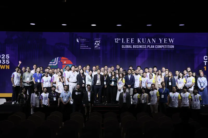 A large group poses onstage at the Lee Kuan Yew Global Business Plan Competition.